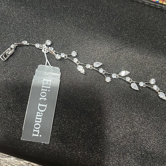 Pretty and elegant, this stunning Eliot Danori line bracelet - Picture 2 of 6